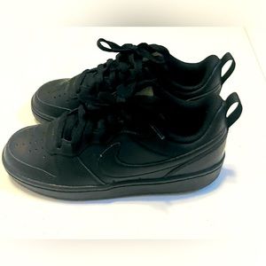 Black Nike shoes, lightly used, like new!